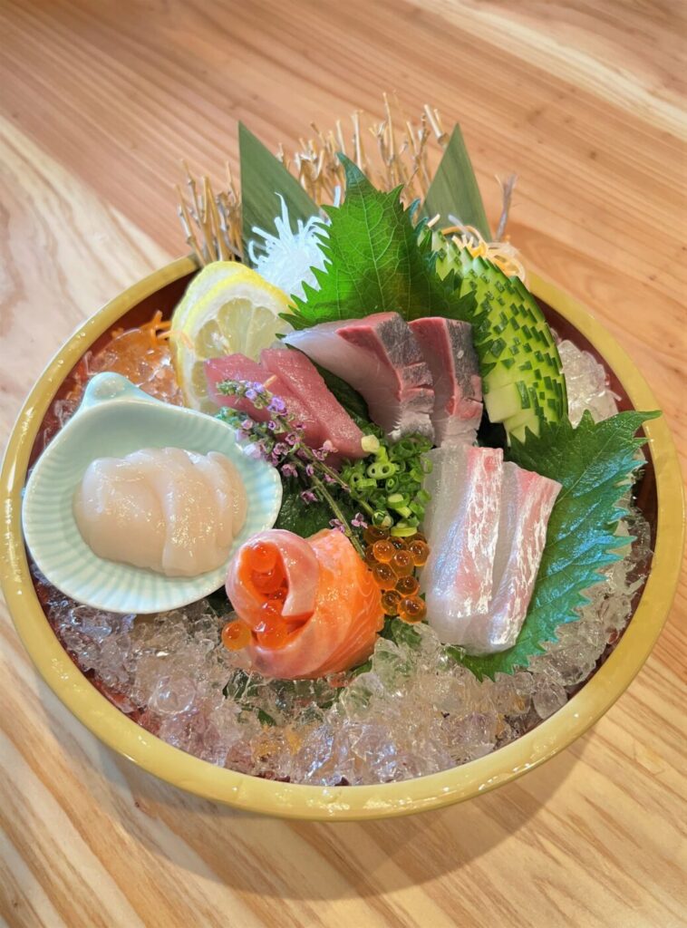 『豪華鮮魚の桶盛り』1480円は旬のおすすめ５種を贅沢に